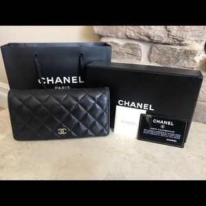 Chanel classic lambskin quilted flap wallet